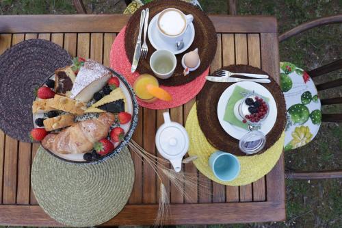 博尔格哈略菲尔齐安诺住宿加早餐旅馆的野餐桌,上面有一盘食物和帽子
