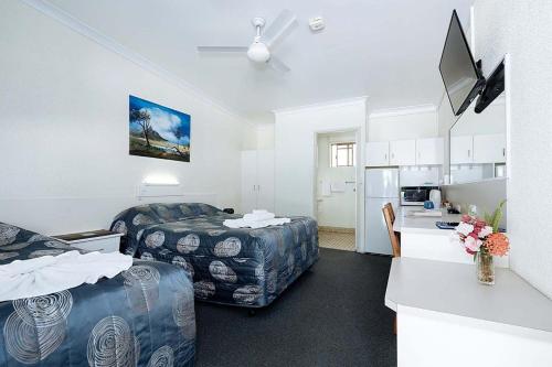BenarabyBenaraby Hilltop MotorInn的酒店客房设有床和客厅。