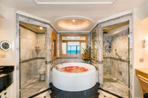 Royal Wing Suites & Spa Pattaya的一间浴室