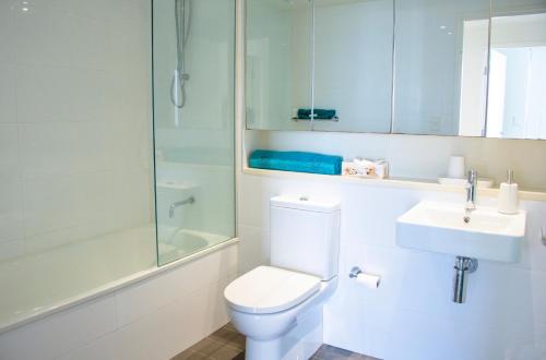 达尔文Absolute Waterfront - Tropical Sunrise Apartment Over The Water的浴室配有卫生间、盥洗盆和淋浴。