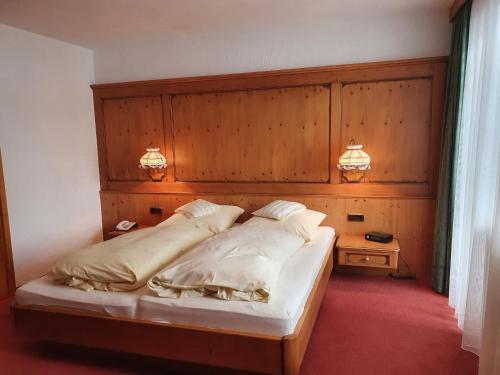 容霍尔茨HOTEL WALDHORN的一间卧室配有一张带木制床头板的床