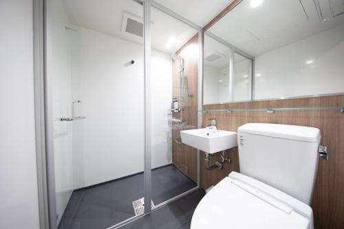 东京Almont Hotel Nippori的一间带卫生间和水槽的浴室