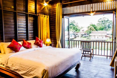 The Bank River House Ayutthaya客房内的一张或多张床位