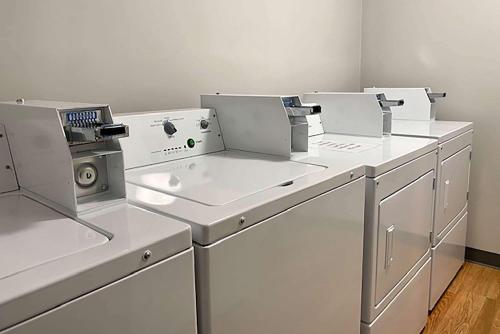 米苏拉Travelodge Inn & Suites by Wyndham Missoula University Park的房间里的一排白色洗衣机