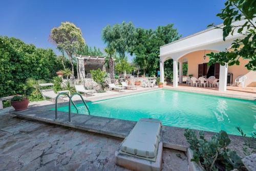 奥斯图尼Casal del Borgo的一座房子后院的游泳池