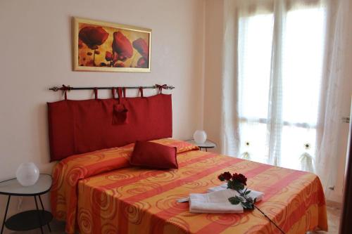 泰尔莫利B&B Colle Sul Mare的一间卧室,床上放着鲜花