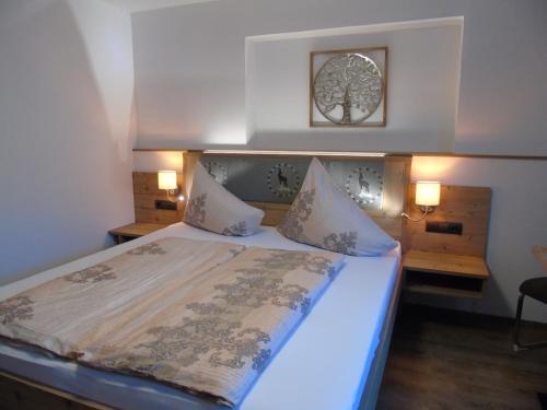 海利根布卢特Pension Sonnleitner的一间卧室配有一张大床和蓝色的床罩