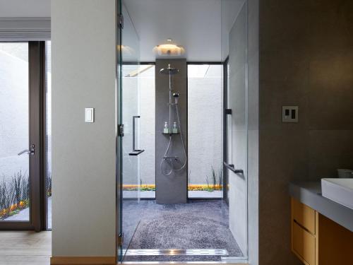 东京Agora Tokyo Ginza的带淋浴的浴室和玻璃门