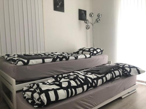 蒙泰Les Dents-du-Midi的配有黑白毯子的客房内的两张床