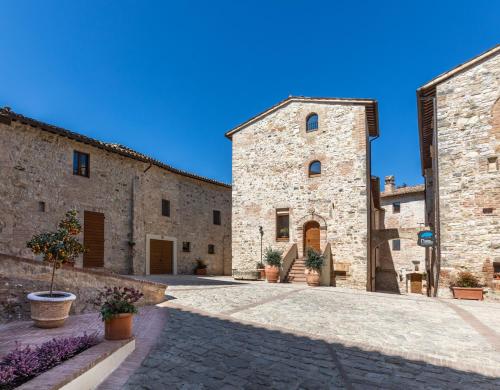 托迪Borgo Petroro的一座拥有两座石头建筑的庭院