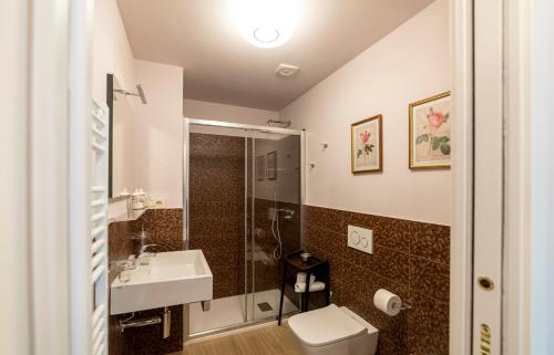多尔切阿夸Agriturismo dalla Mimmi的浴室配有卫生间、盥洗盆和淋浴。