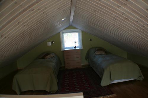 VendelsöSjöställe Gudö的阁楼间 - 带两张床和窗户