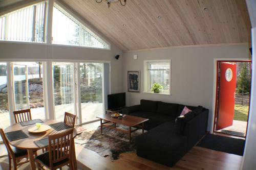VendelsöSjöställe Gudö的客厅配有沙发和桌子