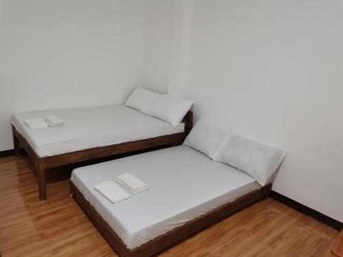 卡加盐德奥罗AFS Suites Barra, Opol的双床间,铺有木地板