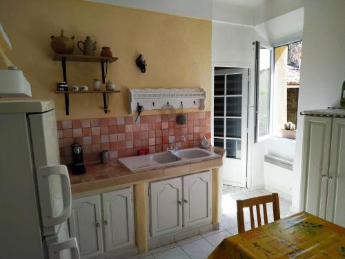 坎松GITE AU COEUR DES GORGES DU VERDON的厨房配有水槽和台面