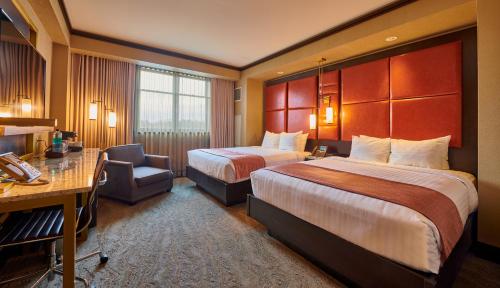 波科诺山Mount Airy Casino Resort - Adults Only 21 Plus的酒店客房配有两张床和一张书桌
