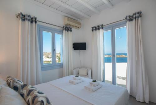 萨鲁Villa Isabella - Psarou的一间卧室设有一张床,享有海景
