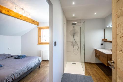 热拉梅Moho Mountain Home的一间卧室设有淋浴、一张床和一个水槽。