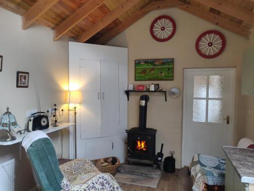 ManorhamiltonPat Tadys的客厅设有壁炉和炉灶。