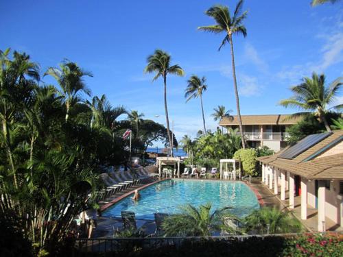 基黑Wonderful Maui Vista-Kihei Kai Nani Beach Condos的一个带椅子和棕榈树的大型游泳池