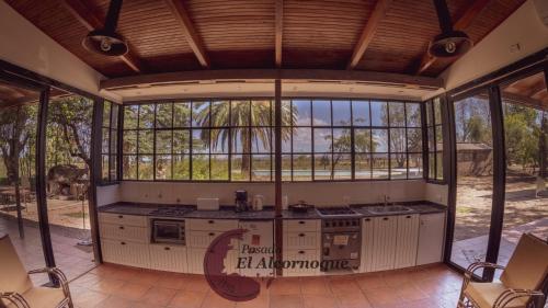 圣拉斐尔Posada El Alcornoque的开放式厨房设有窗户和台面