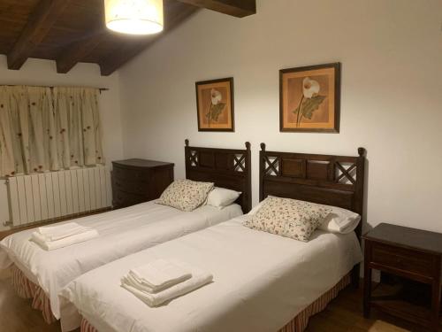 拉伊鲁埃拉Casa Clemente II的一间卧室配有两张带毛巾的床