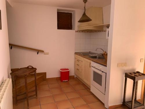 拉伊鲁埃拉Casa Clemente II的一间带水槽和炉灶的小厨房
