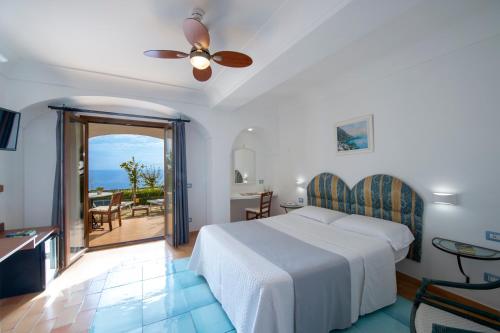普莱伊亚诺普阿诺马雷斯卡酒店的一间卧室配有一张床,享有海景