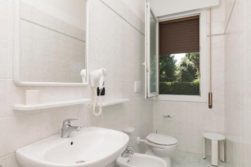 卡瓦利诺Appartamenti Giardino al Mare的白色的浴室设有水槽和卫生间。