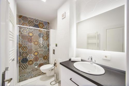 奥拉迪亚Panorama Views - Spacious Central Apartment的浴室配有卫生间、盥洗盆和淋浴。