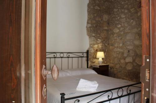 马尔塔诺Dimora Krifò的卧室配有一张石墙床