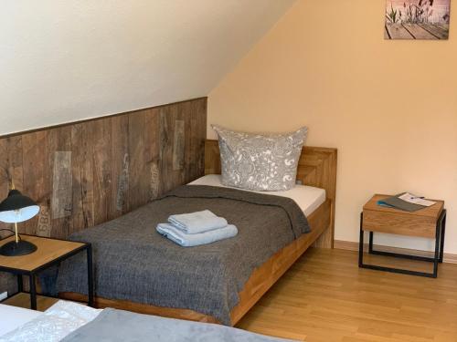 施特芬斯哈根Gasthof Ostwind - ferienwohnungen & meer的一间卧室配有带毛巾的床