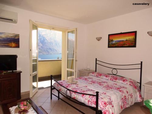 贝拉吉奥Casavalery Appartamento monolocale con vista lago的一间卧室配有一张床,享有海景