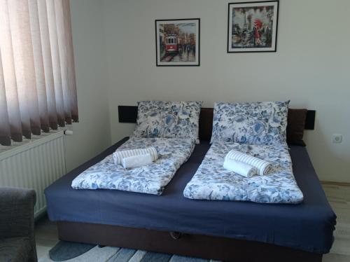 索科矿泉村Apartman Sunce的一张带蓝色床单和枕头的床