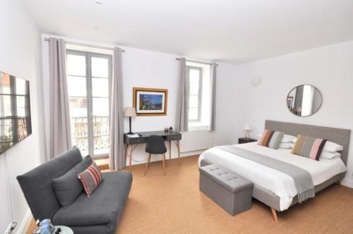 比亚里茨Les Tourelles的白色卧室配有床和沙发