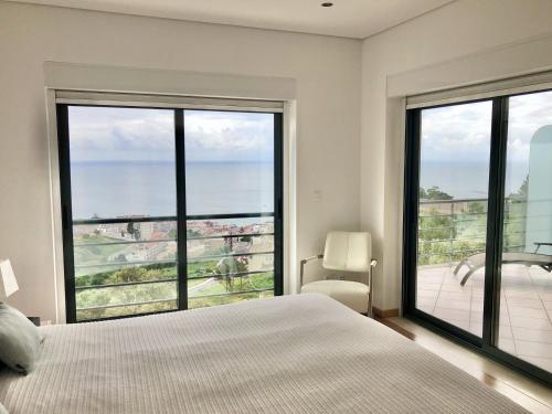 塞辛布拉Luxus Ferienhaus Casa Paraiso的一间卧室配有一张床,享有海景