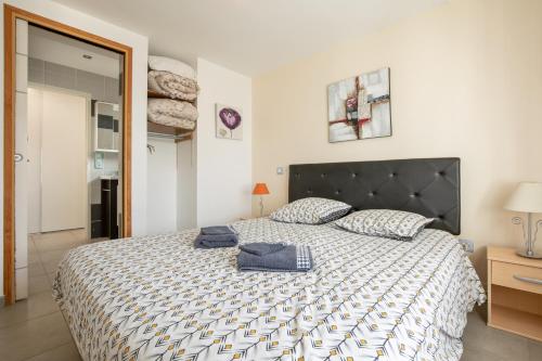 YvesVilla Lavande的一间卧室配有一张床,上面有两条毛巾