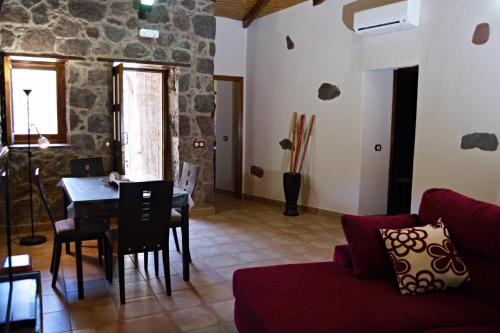 克鲁兹·德·特赫达El Rinconcito de Tejeda的客厅配有红色的沙发和桌子