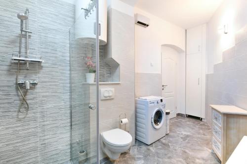 Apartment Rosenberger, Opatija center with parking的一间浴室
