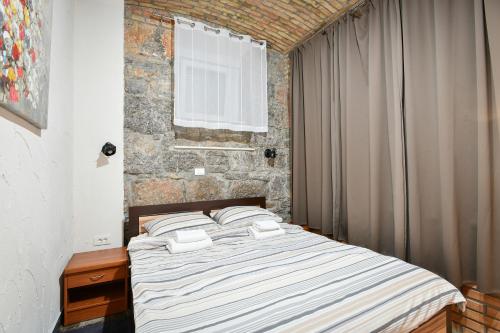 奥帕提亚Apartment Rosenberger, Opatija center with parking的一间卧室配有一张带两个枕头的床