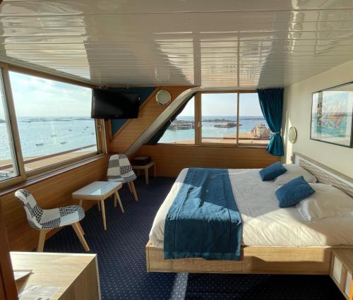 提赫嘎它尔海洋酒店的游艇上的卧室配有床和阳台