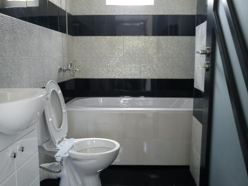 巴尔奇克Villa Princess Maria的浴室配有卫生间、浴缸和水槽。