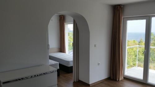 巴尔奇克Villa Princess Maria的客房设有镜子、床和窗户。