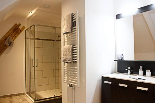 翁赞LA VEUZAINE的带淋浴和盥洗盆的浴室