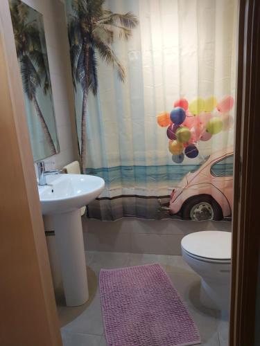 大里贝拉106 Green North的一间带水槽、卫生间和汽车的浴室