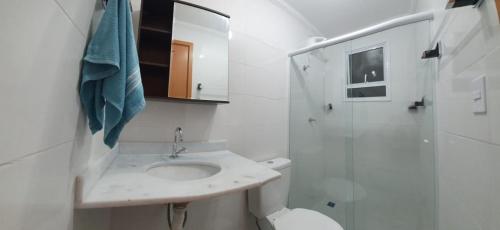 乌巴图巴Apartamento novo , poucos metros da praia com WI FI的一间带水槽、卫生间和淋浴的浴室