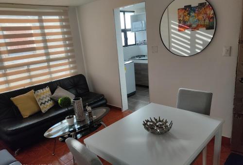 波哥大CASA AVILA - Apartamento amoblado 1 - Villa Alsacia的客厅配有白色桌子和沙发