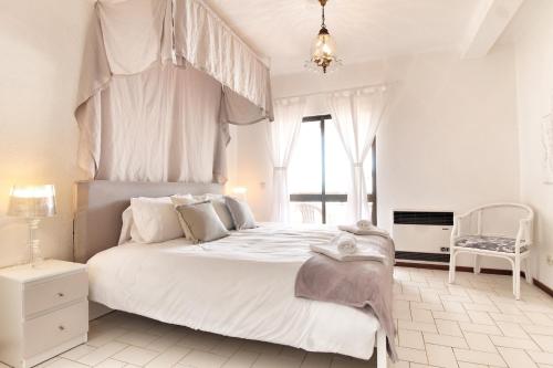 珀彻斯Rustic Beach House at the Cliff T3 | C218的白色卧室设有一张带天蓬的大床