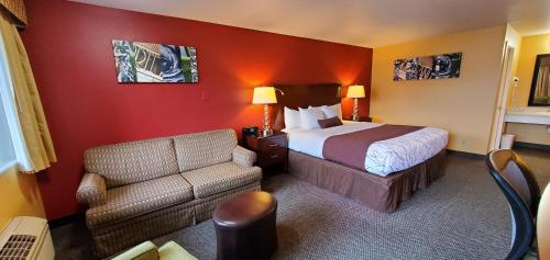 阿伯丁Olympic Inn & Suites的酒店客房,配有床和沙发