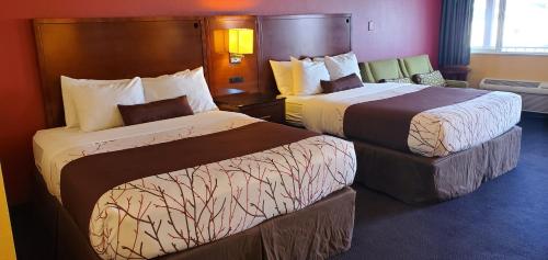 阿伯丁Olympic Inn & Suites的一间酒店客房,房间内设有两张床